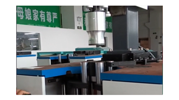 靈科超聲波貫流風(fēng)葉焊接機