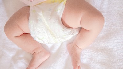 千庫(kù)網(wǎng)_穿紙尿褲的嬰兒_攝影圖編號(hào)122118