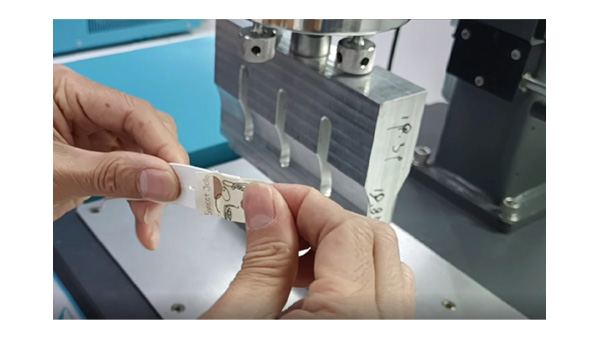 靈科超聲波衣領(lǐng)商標(biāo)焊接